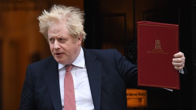 El primer ministro británico, Boris Johnson, sale de Downing Street hacia el parlamento, donde ha anunciado su nueva estrategia frente a la covid