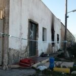 Fachada de una vivienda, ubicada en una antigua chatarrería, en Barbate (Cádiz) donde han sido hallados muertos en su interior una mujer de 79 años y su hijo de 53.EFE/Román Ríos