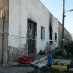 Fachada de una vivienda, ubicada en una antigua chatarrería, en Barbate (Cádiz) donde han sido hallados muertos en su interior una mujer de 79 años y su hijo de 53.EFE/Román Ríos