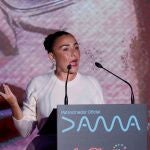 La actriz Candela Peña tras recibir el premio MiM a "Mejor actriz de comedia" por su trabajo en "Maricón perdido" durante la gala de entrega de los Premios MiM