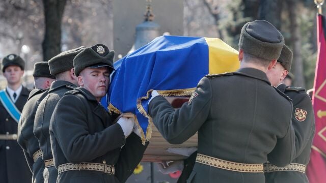 Militares ucranianos asisten al funeral de Anton Sidorov, el militar ucraniano que, según informes, murió por bombardeos en el este de Ucrania, en las instalaciones del Ministerio de Defensa en Kiev, Ucrania