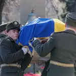 Militares ucranianos asisten al funeral de Anton Sidorov, el militar ucraniano que, según informes, murió por bombardeos en el este de Ucrania, en las instalaciones del Ministerio de Defensa en Kiev, Ucrania