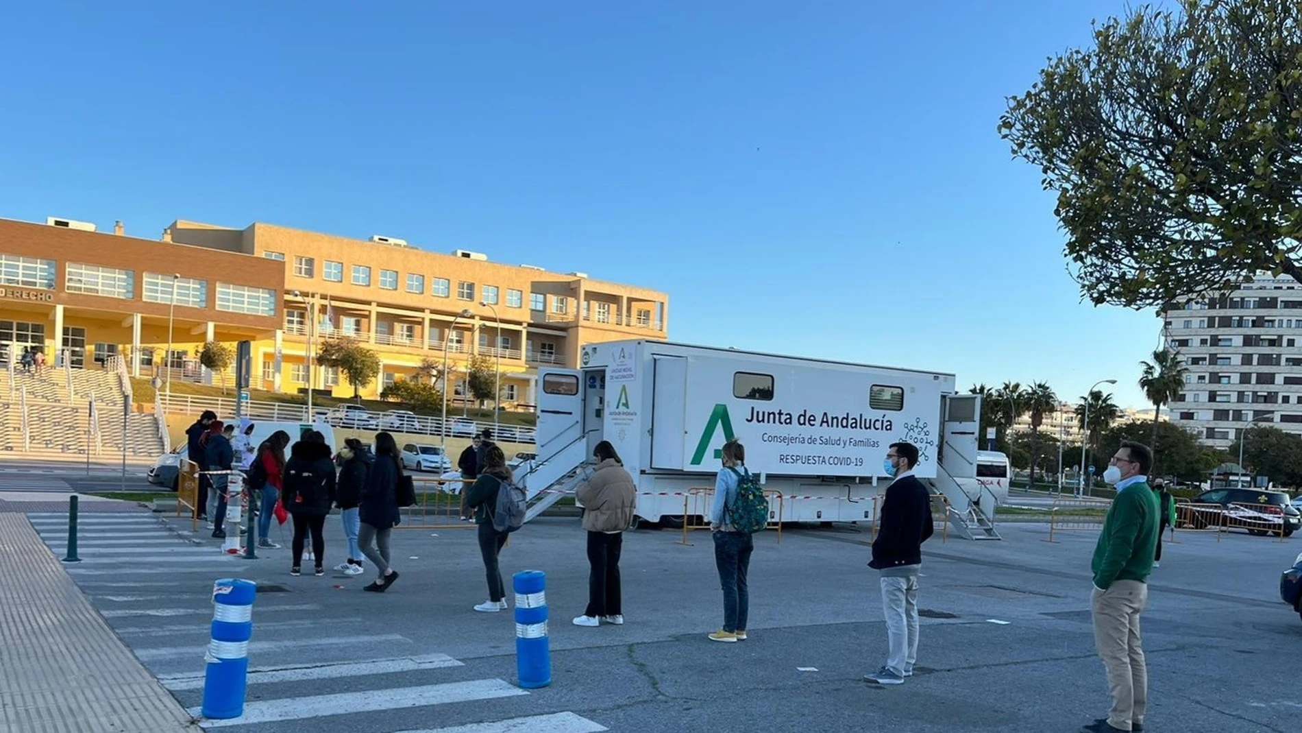 Unidad móvil de vacunación sin cita en el aparcamiento de la Universidad de Málaga (UMA)
