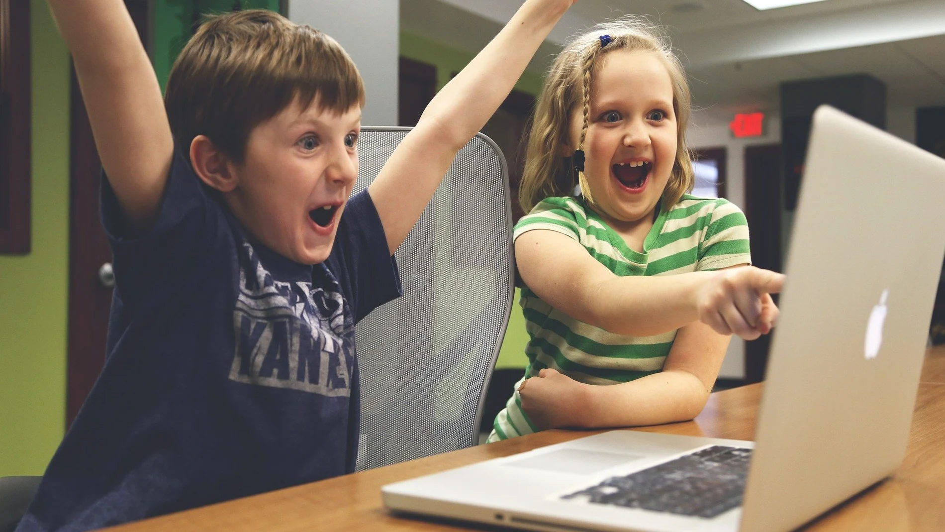 Dos niños viendo vídeos en internet