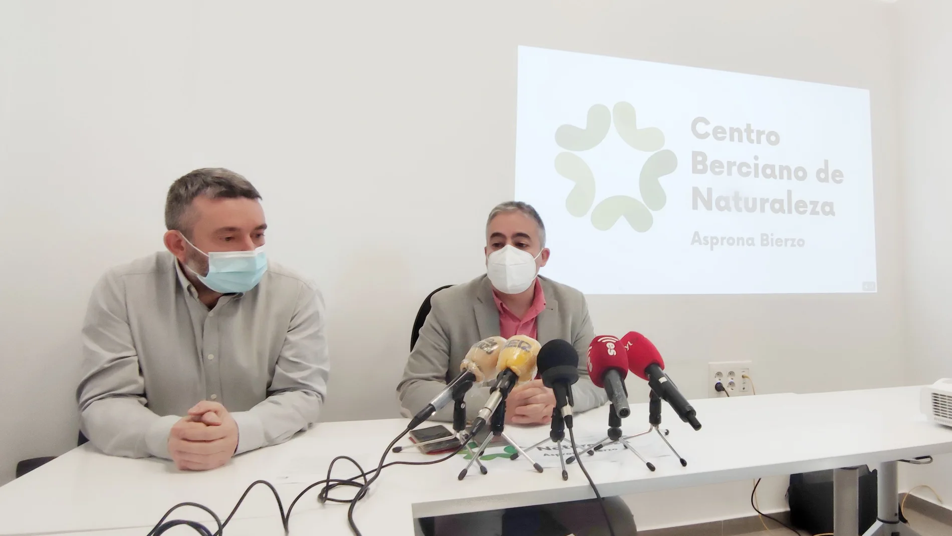 El director general de Asprona Bierzo, Valentín Barrio, y el responsable del Centro Berciano de Naturaleza, José Antonio García, presentan la nueva empresa creada por la entidad como Centro Especial de Empleo (CEE)