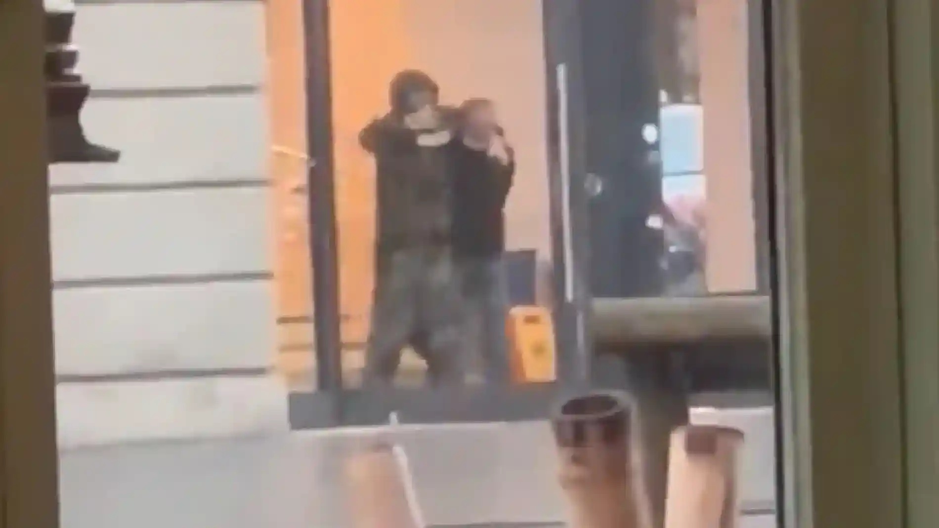 El atracador sostiene a punta de pistola a otra persona desarmada