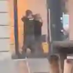 El atracador sostiene a punta de pistola a otra persona desarmada