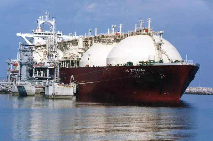 Catar frena los envíos de gas a Europa por el mar Rojo ante el riesgo para sus metaneros de los ataques hutíes