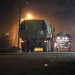 Camiones militares circulan por las calles de Donetsk