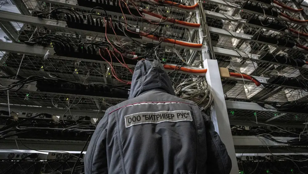 Un empleado trabaja en el centro de datos de la empresa BitRiver que brinda servicios para la minería de criptomonedas en la ciudad de Bratsk en la región de Irkutsk, Rusia. REUTERS/Maxim Shemetov/File Photo