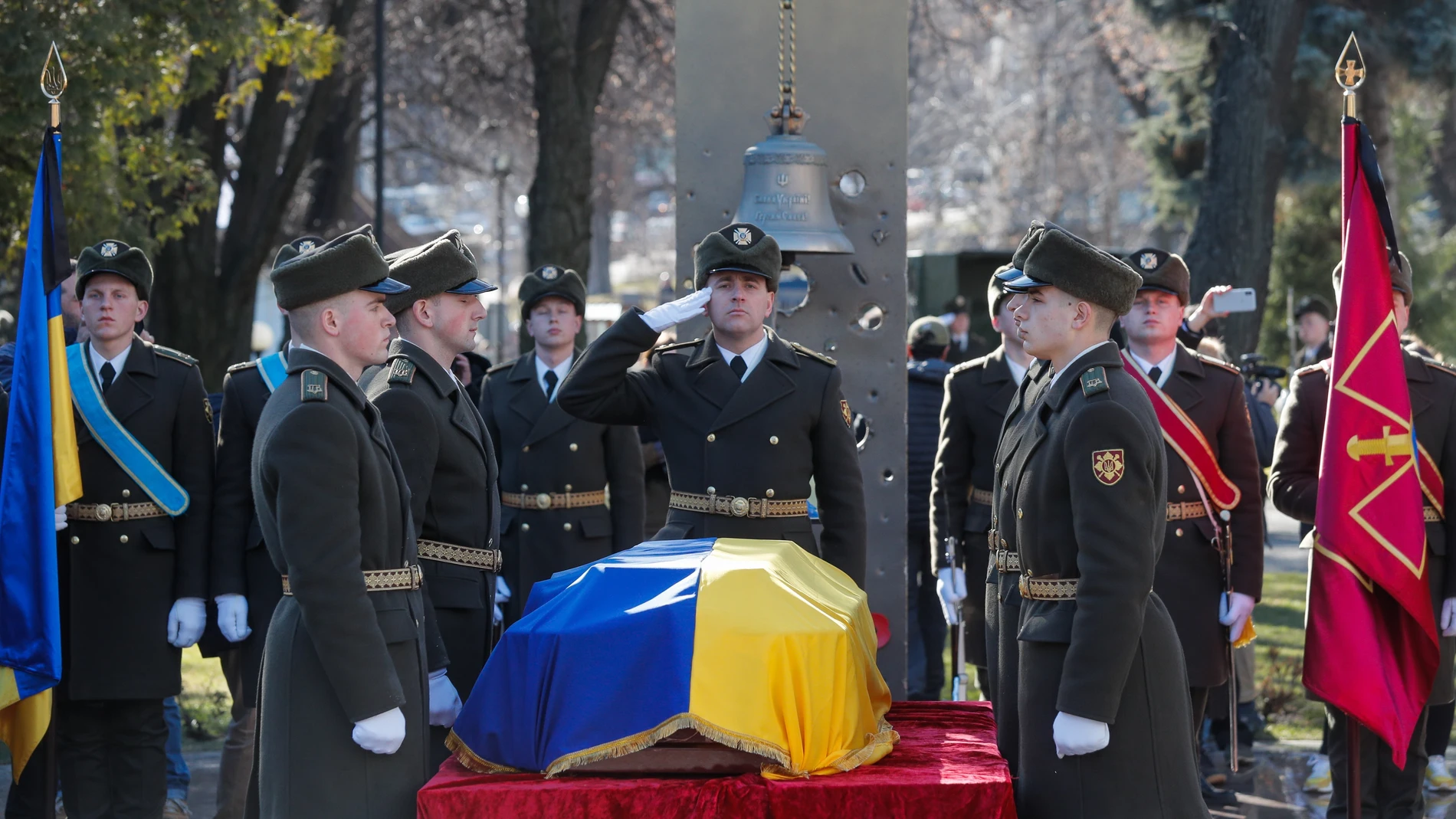 Militares ucranianos atienden el entierro del soldado Anton Sidorov, muerto en un bombardeo al este de Ucrania según el Ministro de Defensa Ucraniano.