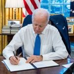 Joe Biden firma una orden ejecutiva para prohibir las inversiones entre EE UU y las autoridades separatistas del este de Ucrania