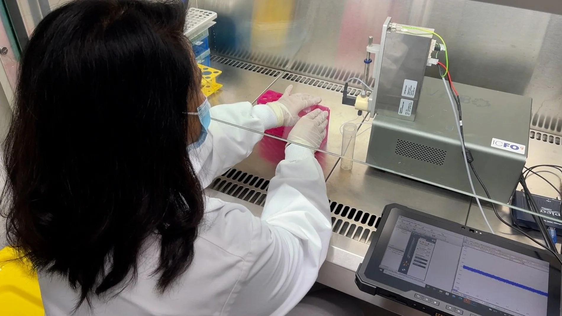 Rubaiya Hussain analiza muestras de saliva con el dispositivo en el Laboratorio de Biología del ICFO.