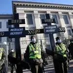 Oficiales de seguridad hacen guardia durante una protesta este martes frente a la embajada rusa en Kiev