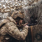 Un soldado del ejército ucraniano observa al enemigo desde su posición en el frente de Donetsk | Fuente: Diego Herrera / Europa Press