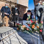 El secretario general de Cultura, Víctor Francos, junto al alcalde de Soria, Carlos Martínez y el concejal, Jesús Barez realiza una ofrenda floral en la tumba de Leonor