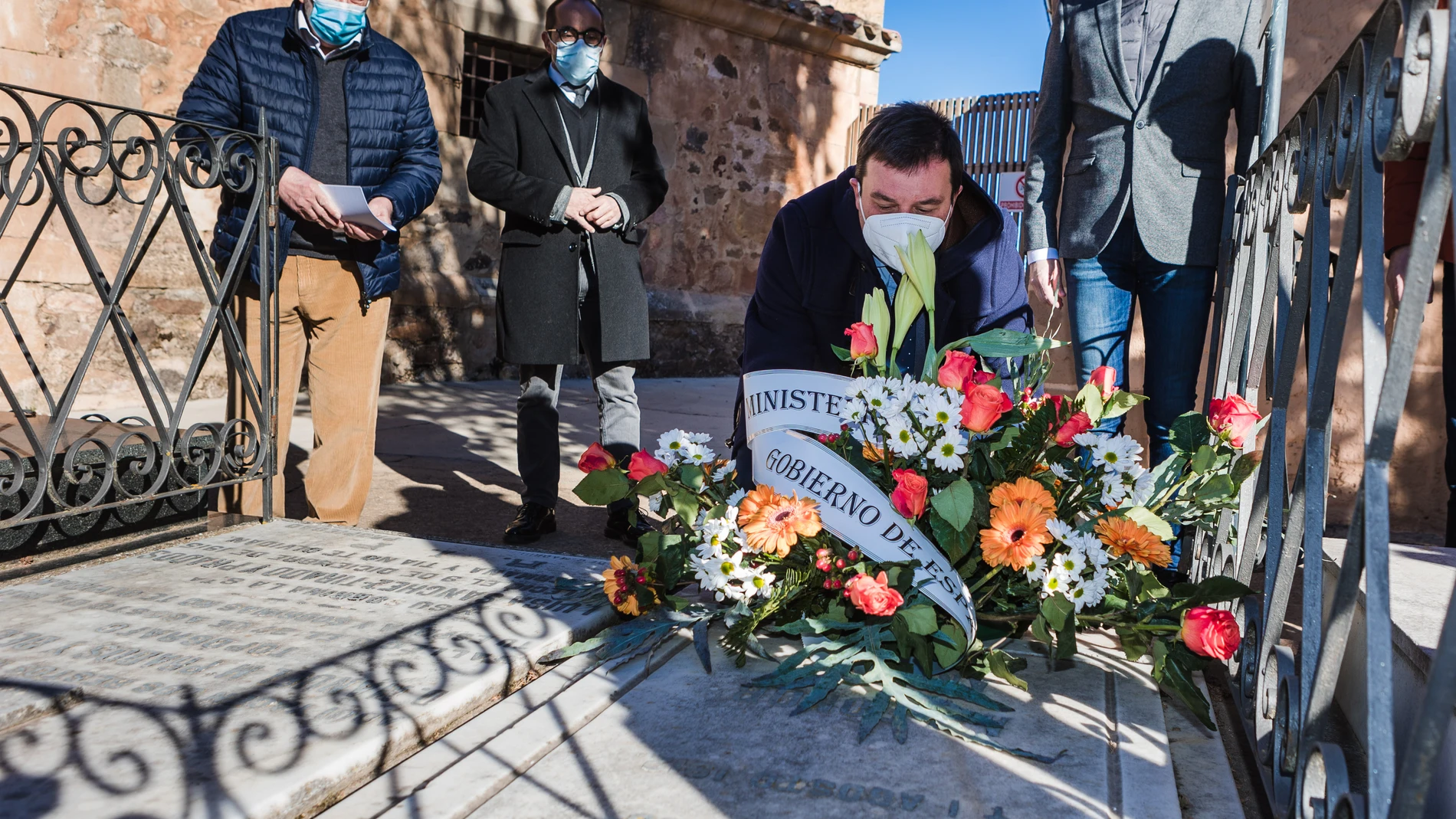 El secretario general de Cultura, Víctor Francos, junto al alcalde de Soria, Carlos Martínez y el concejal, Jesús Barez realiza una ofrenda floral en la tumba de Leonor