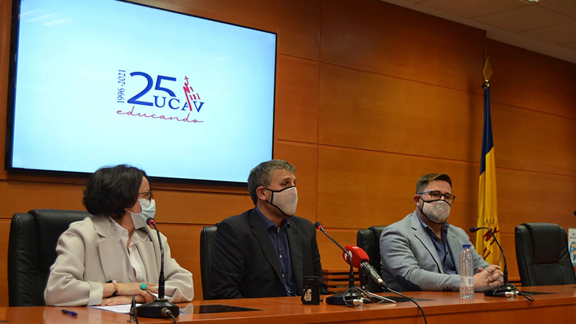 Ricardo Reier, director de la Escuela de Negocios Ávila Business School de la UCAV; Rodrigo Martín, vicepresidente CEOE Ávila; y Belén Carrasco, directora Territorial en Ávila del Instituto para la Competitividad, presentan la iniciativa