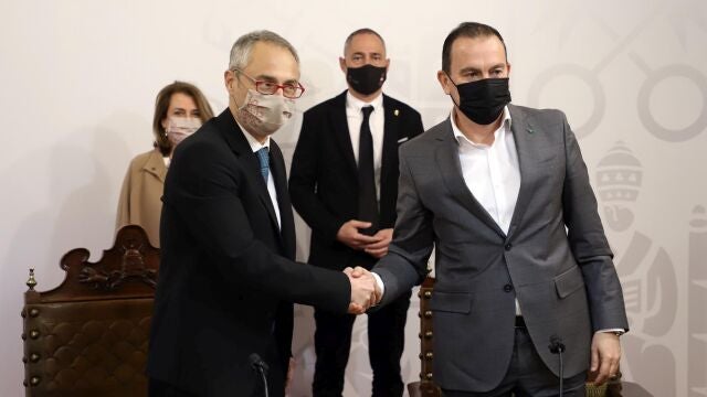 El rector de la Universidad de Salamanca, Ricardo Rivero, y el presidente de la Diputación Provincial de Zamora, Francisco José Requejo Rodríguez, firman un convenio para el desarrollo y promoción del Parque Tecnológico Silver.