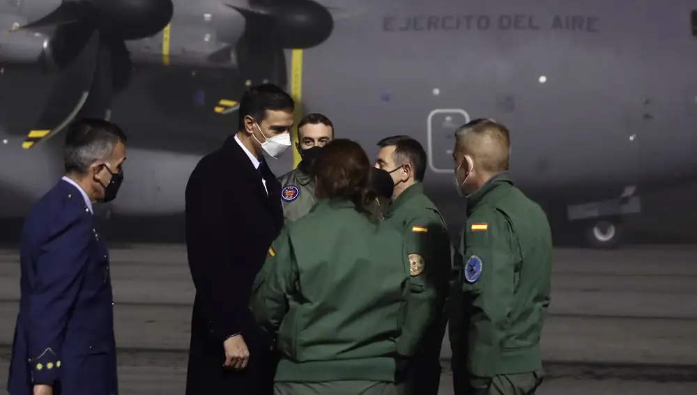 El presidente del Gobierno, Pedro Sánchez, en el aeródromo militar de Lavacolla