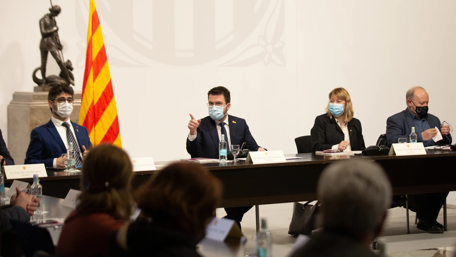 (I-D) El vicepresident de Generalitat, Jordi Puigneró; el president de la Generalitat, Pere Aragonès y la consellera de Cultura, Natàlia Garriga, durante la celebración de la primera reunión del Pacte Nacional per la Llengua.