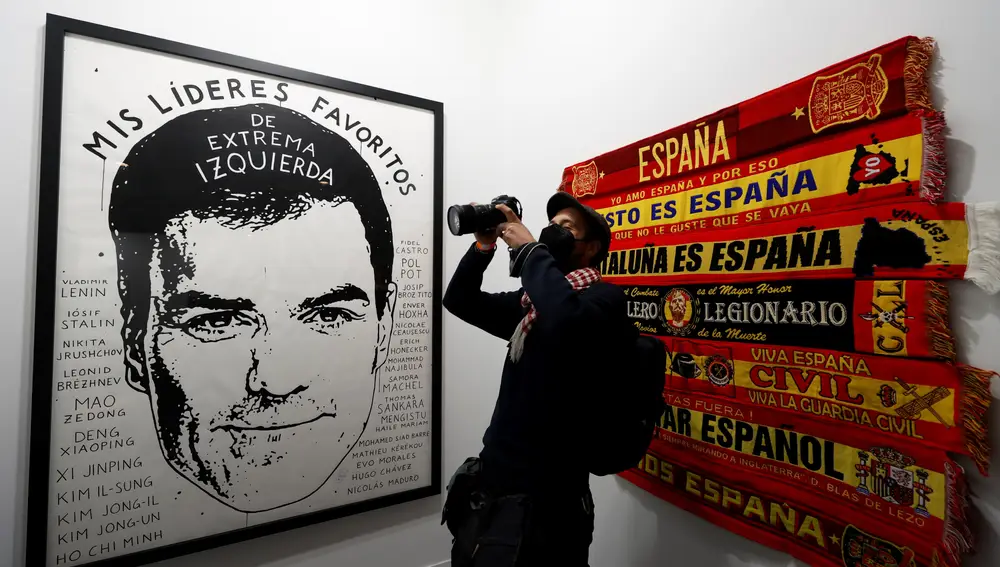 «Esto es España» (2016) reúne siete bufandas habituales en los campos de fútbol nacionales. A la izquierda, la pieza dedicada a Sánchez