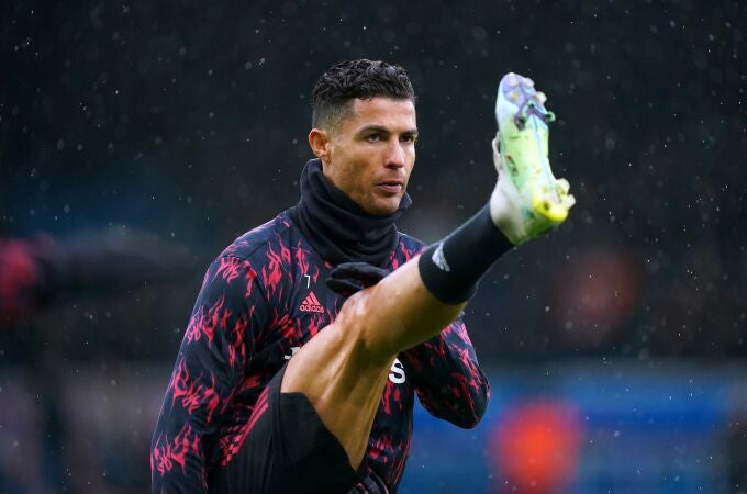 20 February 2022, United Kingdom, Leeds: Manchester United's Cristiano Ronaldo warms up prior to the start of the English Premier League soccer match between Leeds United and Manchester United at Elland Road. Photo: Mike Egerton/PA Wire/dpa 20/02/2022 ONLY FOR USE IN SPAIN
