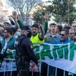 Decenas de agricultores protestan contra Pedro Sánchez en las inmediaciones del Ayuntamiento de Don Benito
