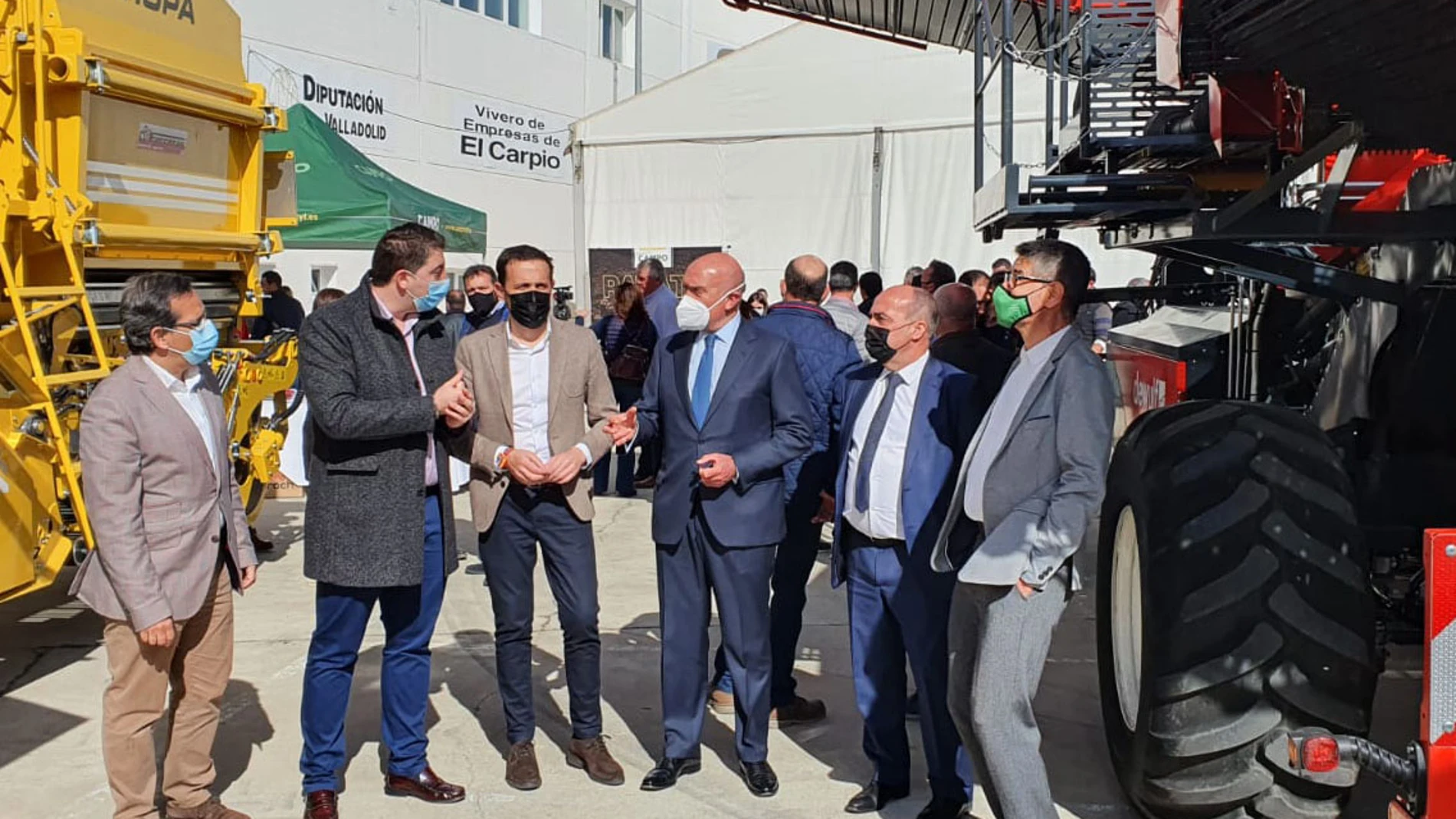 El consejero de Agricultura en funciones, Jesús Julio Carnero, participa en la X Jornada de la Patata en Carpio (Valladolid), junto a Conrado Íscar