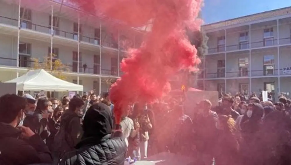 Botes de humo en el campus