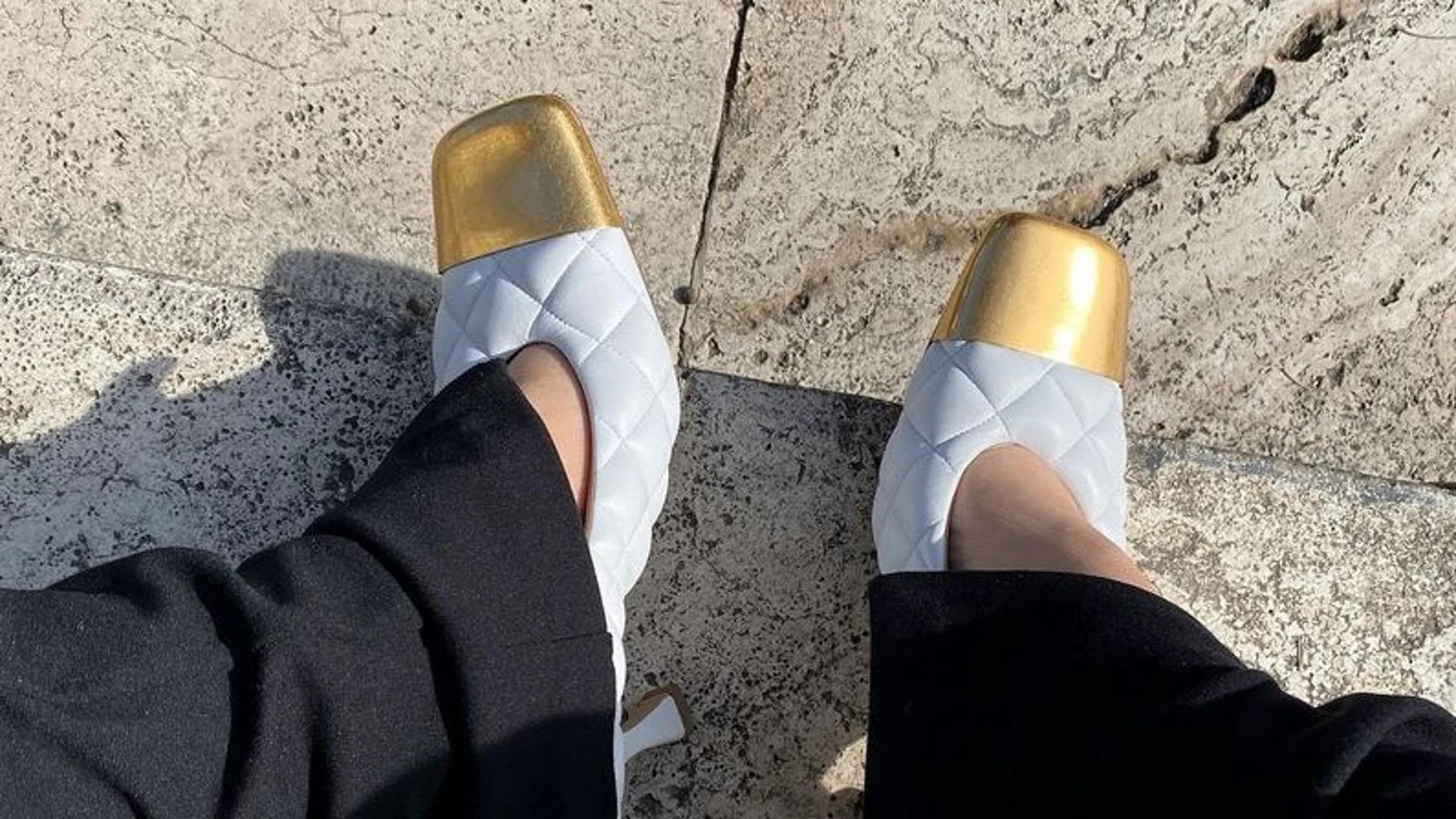 Los zapatos de punta cuadrada y dorada de Erika Boldrian.