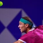 Rafael Nadal devuelve una pelota a Denis Kudla