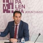 El Alcalde de Palencia, Mario Simón, comparece para explicar el anuncio de la cuestión de confianza