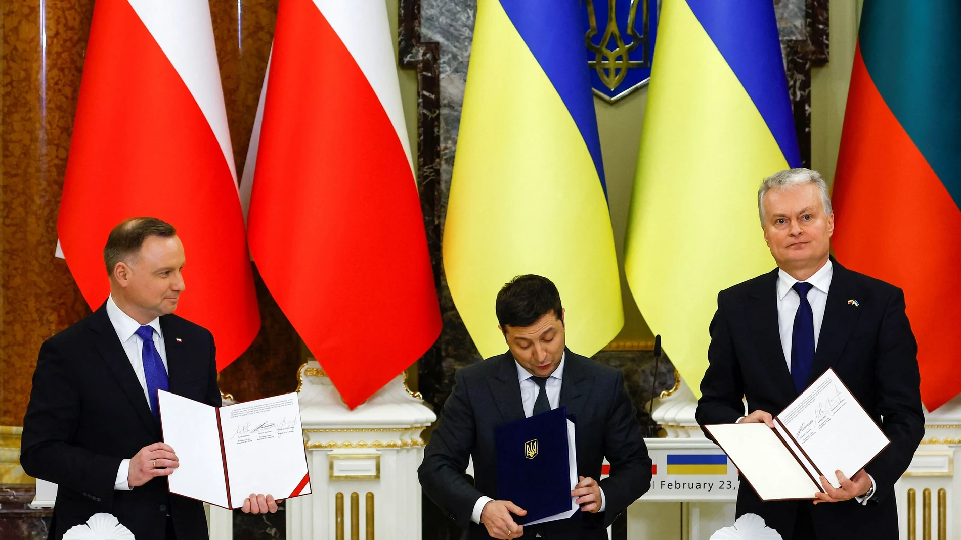 El presidente ucraniano Volodímir Zelenskiy junto al presidente polaco Andrzej Duda y el presidente de Lituania Gitanas Nauseda en Kiev, el 23 de enero de 2022.