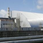 Un nuevo sarcófago cubre el reactor de la central nuclear de Chernóbil en Ucrania.