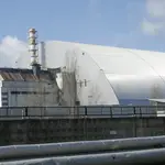 Un nuevo sarcófago cubre el reactor de la central nuclear de Chernóbil en Ucrania.