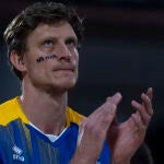 El pívot de la selección ucraniana de baloncesto Artem Pustovyi, con el "No war" escrito en su rostro