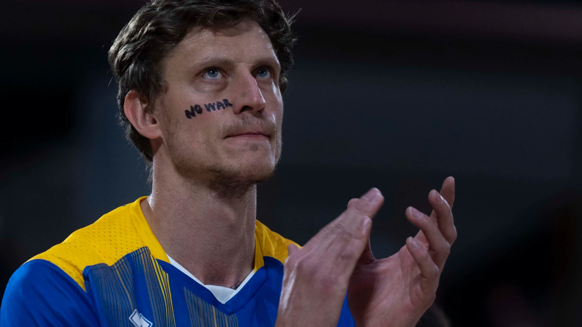 El pívot de la selección ucraniana de baloncesto Artem Pustovyi, con el "No war" escrito en su rostro