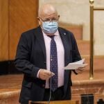 El consejero de Salud y Familias, Jesús Aguirre, en el Pleno del Parlamento andaluz. ALFREDO DE ANCA/PARLAMENTO