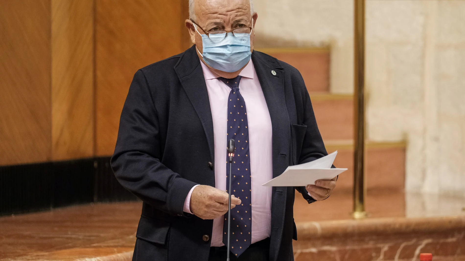 El consejero de Salud y Familias, Jesús Aguirre, en el Pleno del Parlamento andaluz. ALFREDO DE ANCA/PARLAMENTO