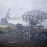 Radares dañados y otros equipos se ven en una instalación militar ucraniana en las afueras de Mariupol, Ucrania. Rusia lanzó un aluvión de ataques aéreos y con misiles en Ucrania. (AP Photo/Sergei Grits)