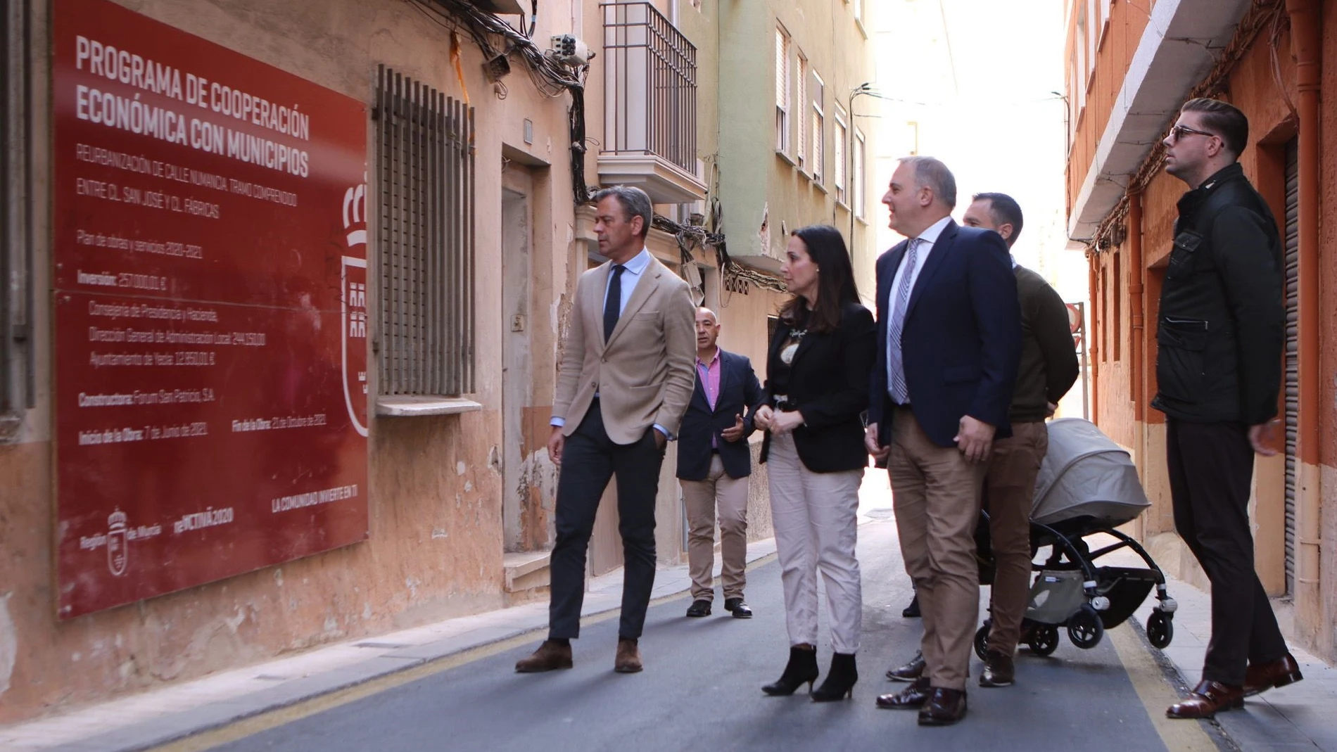 El consejero de Presidencia, Turismo, Cultura y Deportes, Marcos Ortuño, visitó hoy las obras realizadas en Yecla junto con la alcaldesa, Remedios Lajara, y el director general de Administración Local, Francisco Abril.