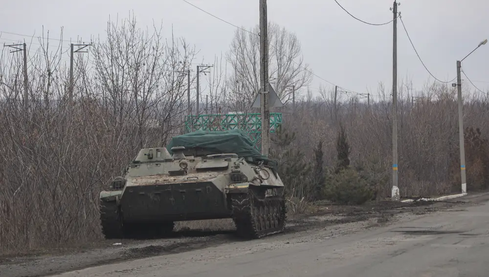 Blindado ucraniano destruido en una carretera cerca de Kharkiv