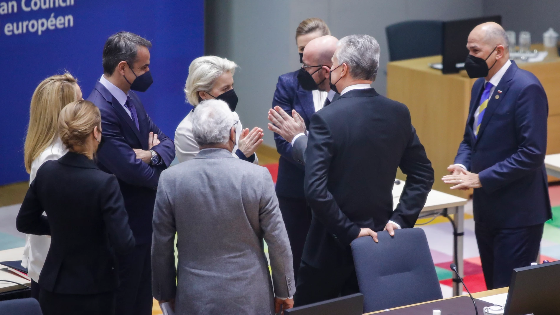 La presidenta de la Comisión Europea, Ursula von der Leyen, y el presidente del Consejo Europeo, Charles Michel, con otros líderes durante una reunión especial del Consejo Europeo