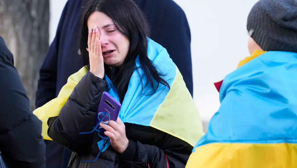 La ucraniana Olga Lietnieva en una protesta frente a la Embajada de Rusia en Oslo, llora tras recibir una llamada telefónica de un familiar en la ciudad de Donetsk, | Fuente: EFE//Heiko Junge