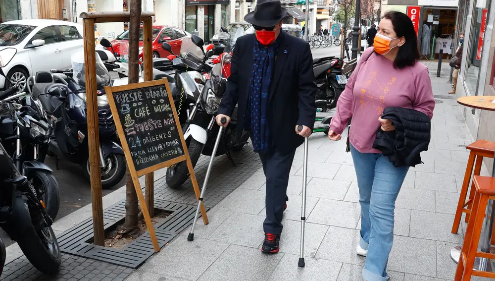 Antonio Resines camina por las calles de Madrid tras superar el Covid
