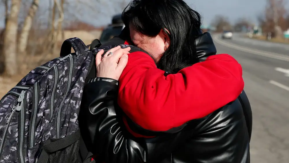 Una mujer abraza a su hijo en el paso fronterizo entre Hungría y Ucrania