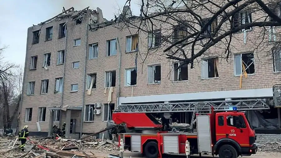 Una foto de mano facilitada por el servicio de prensa del Ministerio del Interior ucraniano muestra las consecuencias de una explosión en las instalaciones de un edificio de la unidad militar en Kiev (Kiev), Ucrania, el 24 de febrero de 2022.