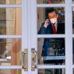 El ministro de Asuntos Exteriores, José Manuel Albares habla por teléfono en el Palacio de La Moncloa
