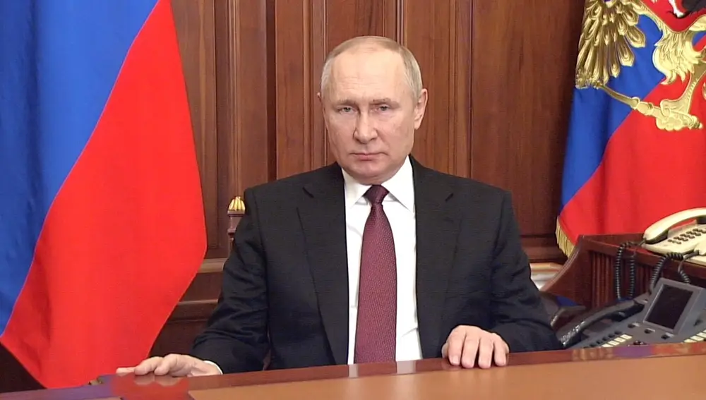 Una foto proporcionada por el Servicio de Prensa del Presidente de Rusia muestra al presidente de Rusia, Vladimir Putin, mientras habla sobre la autorización de una operación militar especial en la región ucraniana de Donbass en Moscú, Rusia, el 24 de febrero de 2022 | Fuente: EFE